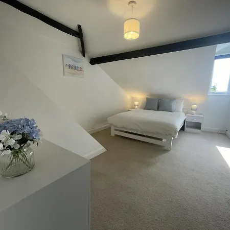 Enchanting Escape With Peaceful Views Bristol