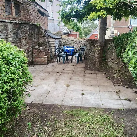 Enchanting Escape With Peaceful Views Apartman Bristol